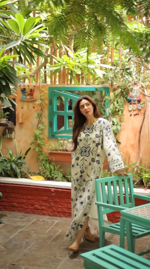Mahira Khan – Printed Comfort Kaftaan